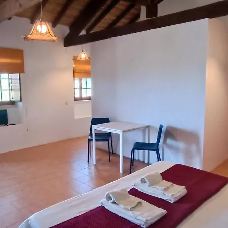 Large Traditional Studio With Balcony & Pool Access - Casa 7